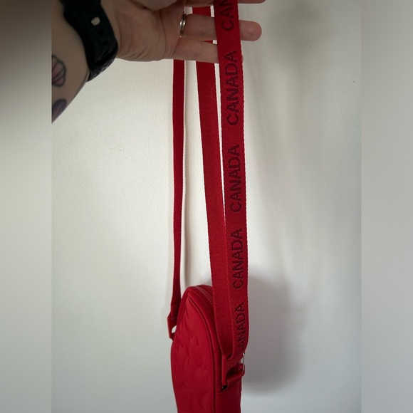 Lululemon TEAM CANADA 22 Future Legacy Crossbody Bag CRMS Crimson Red Like New - Picture 7 of 10